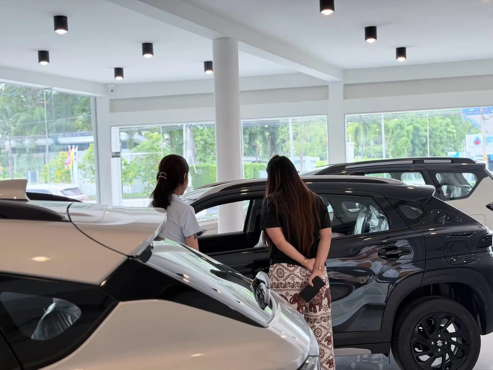 ลูกค้าเลือกชมรถในโชว์รูม Maporn Autogroup